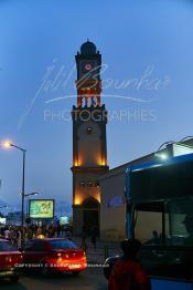 Image du Maroc Professionnelle de  La réplique de l’horloge construite en 1992 à l’entrée du Boulevard Félix Houphouët-Boigny, sur la place des Nations Unies avait suscité de vives réactions des casablancais, qui y voyaient un symbole du colonialisme qui risque d’entraver leur libération. C’est oublier que celle édifiée par le capitaine Designy n’était en réalité qu’une copie des minarets du Dessin de 1572 d’Anafé. ,  Samedi 22 Avril 2017. (Photo / Abdeljalil Bounhar)